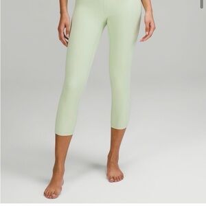 LULULEMON Wunder Under High-Rise Crop 21" *Full-
On Luxtreme